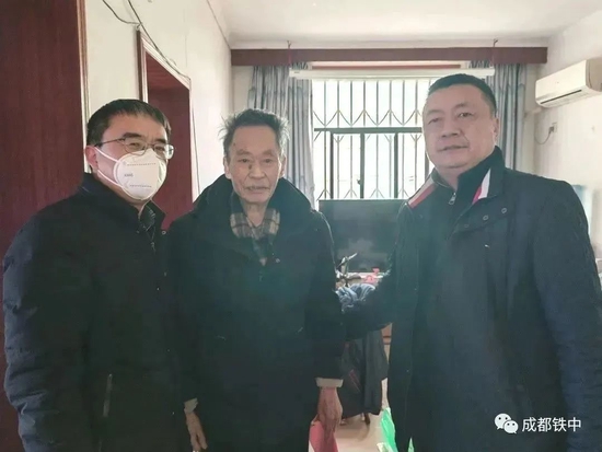 校领导带队走访慰问退休校级干部