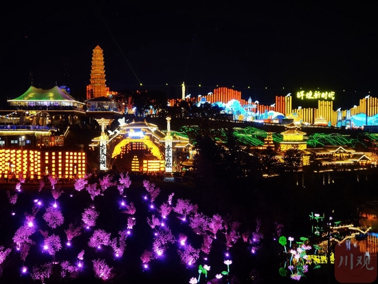　自贡彩灯大世界展示现场，吸引了众多游客前来打卡。（陈碧红 摄）