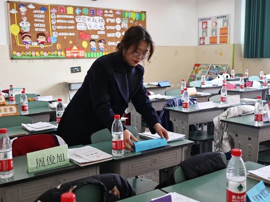 用心布置教室的怡心教师