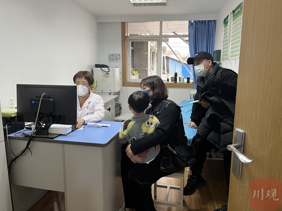2月27日下午，李志瑶在接诊患儿。魏冯 摄