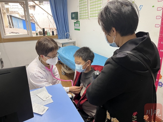 四川省第四人民医院·四川大学华西春熙医院儿科副主任医师李志瑶正接诊甲流患儿。魏冯 摄