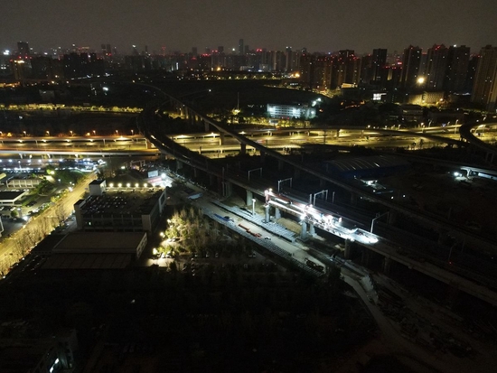 成自宜高鐵最后一片梁架設。成蘭鐵路公司 供圖