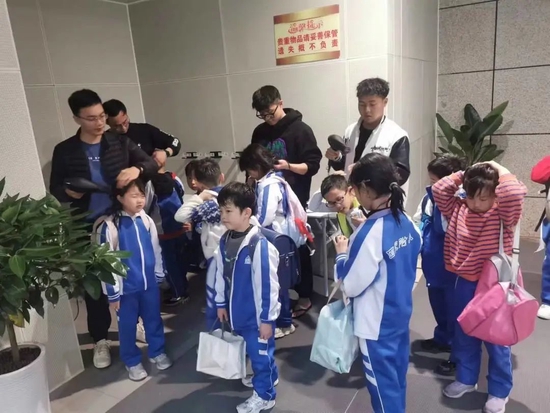 学习结束后,教练们给附小的孩子们吹头发