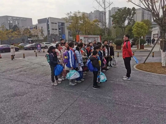 教练组织附属小学学生进行游泳延时课学习