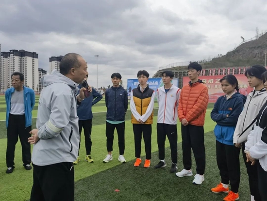 余江老师赛前给队员强调注意事项