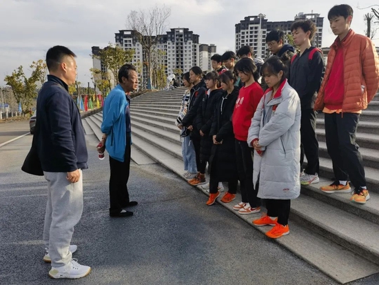 王金富教练赛中给队员总结鼓劲