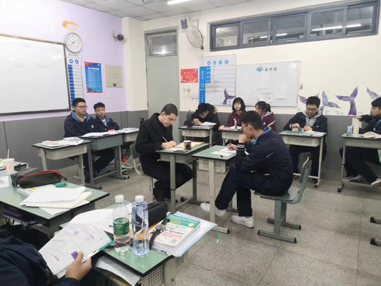 曾任雅思考官的外教为同学们进行雅思口语模考。
