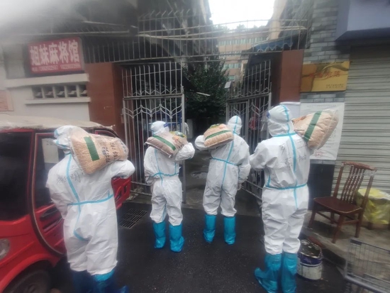 扛50斤的玉米准备上楼