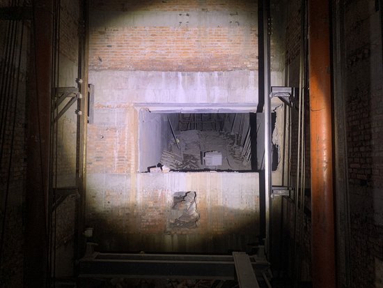 　电梯井地下二层的外墙被掏出的大洞