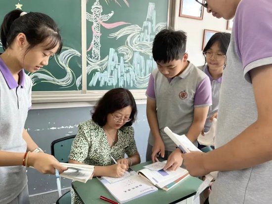 邵旭老师与学生在一起