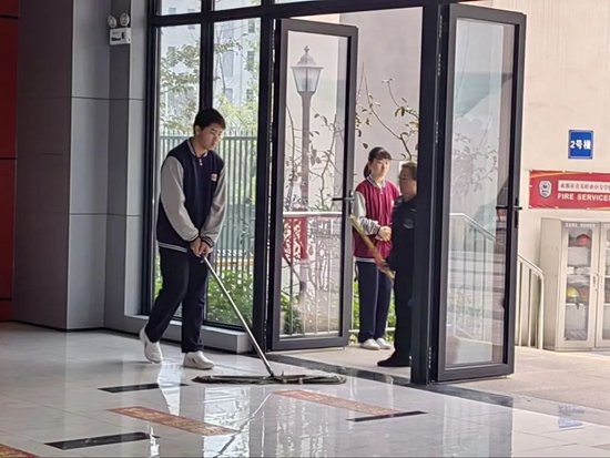 同学们拖教学楼地面