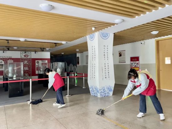 同学们清洁教学楼地面