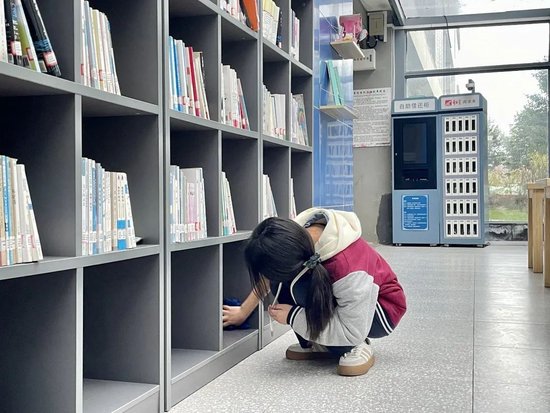 同学擦拭书吧柜子