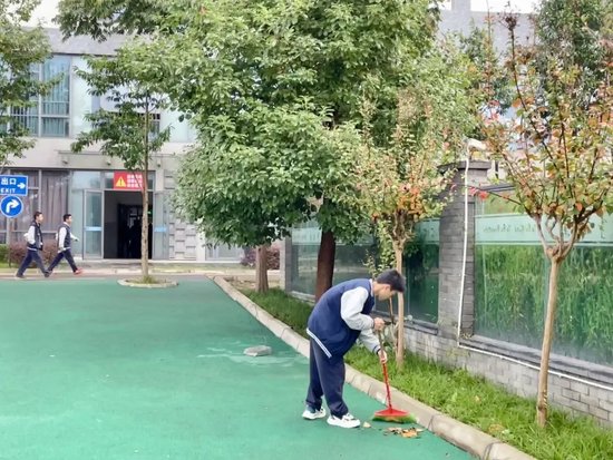 同学们清扫操场