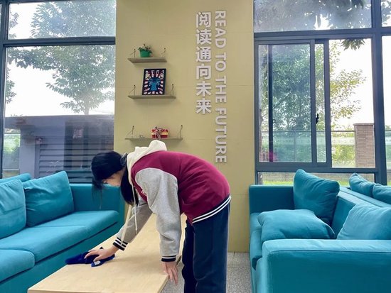同学清洁书吧桌面