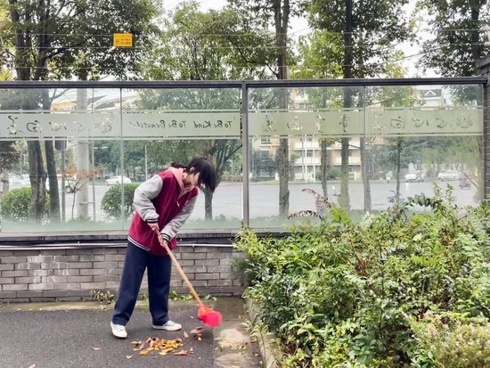 同学清扫校园地面