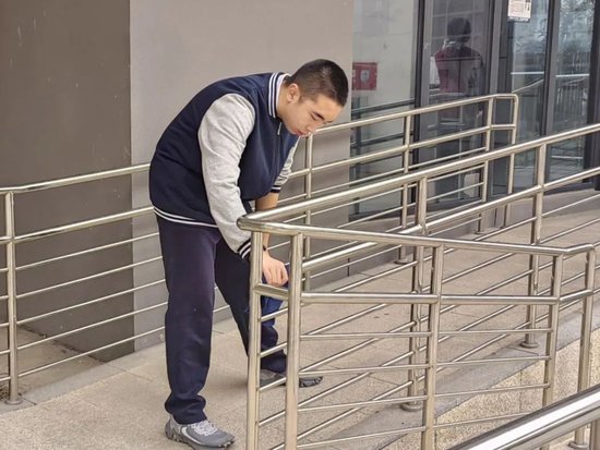 同学清洁栏杆