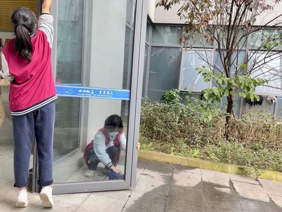 同学们清洁玻璃