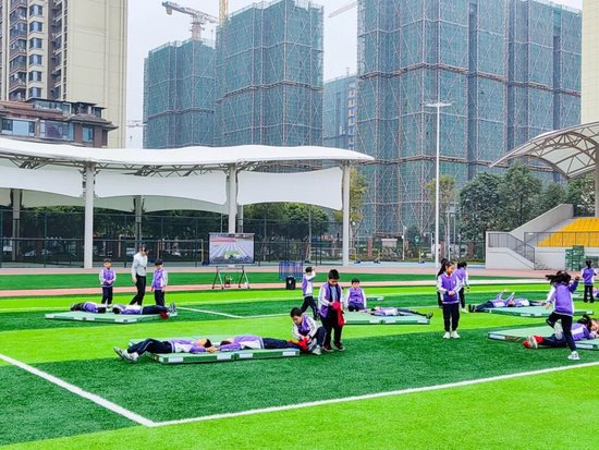 成都高新中和小学 陈国玉 体育与劳动《左右直体滚动》