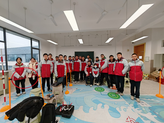 青翼无人机社团课程进行中