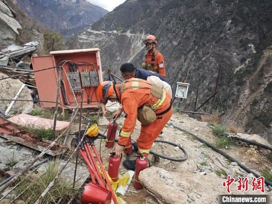 四川上千名森林消防员下沉一线防火患