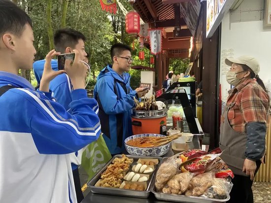 学生进行课题研究