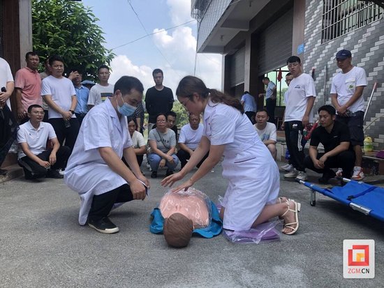 急救知识讲解 记者 黄啸 摄