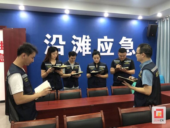 应急部门对水情、雨情、汛情进行研判 记者 黄啸 摄