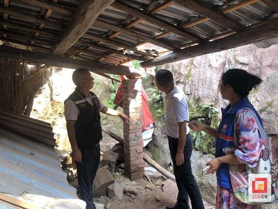 沿滩区瓦市镇镇、村干部察看受损房屋 记者 黄啸 摄