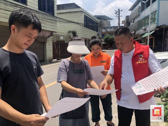 向群众普及防灾减灾知识 记者 黄啸 摄