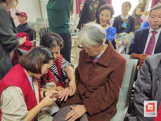 志愿者在自流井区福利院开展服务活动