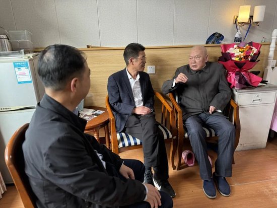 慰问罗明星老师