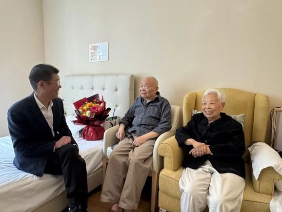 慰问玉林中学首任校长杨兴政