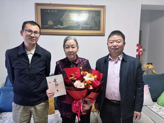 慰问李登秀老师