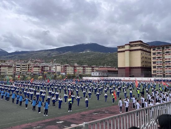 ▲炉霍县中学民族课间操
