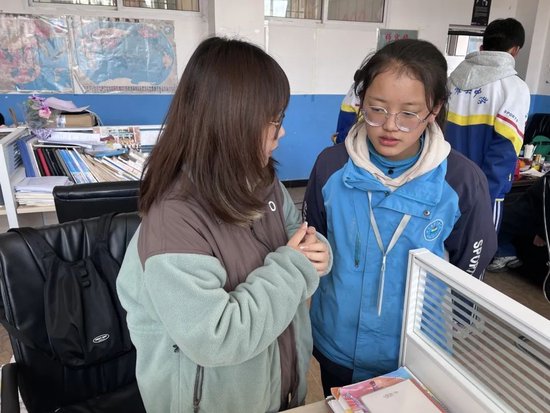 ▲马雲羽老师与学生开展谈心谈话