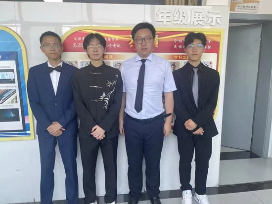 △石予卓与班主任赵老师及同寝室同学合影