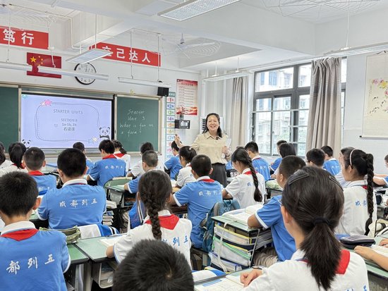 列五中学初一(11)班正在上英语课。