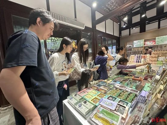 成都礼物门店内,游客选购产品