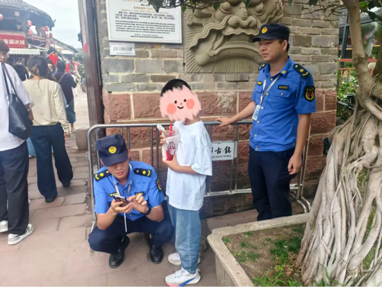 在洛带古镇景区,执法人员帮走失儿童联系父母