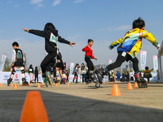 在四川省成都市东安湖公园，小朋友在练习轮滑。新华社记者 王曦 摄