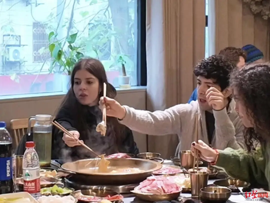 ▲意大利游客品尝四川火锅