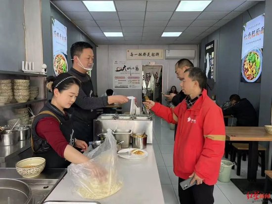 ▲ 外卖骑手、快递员在店里吃面