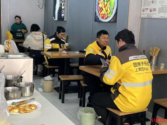 ▲ 外卖骑手在店里吃面