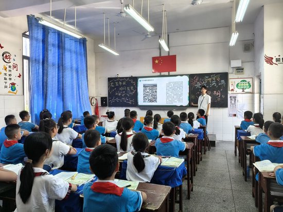 |通川区一小莲湖学校各班班主任向学生讲解环保相关知识。