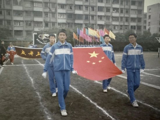 运动会上，王铜牵引着国旗