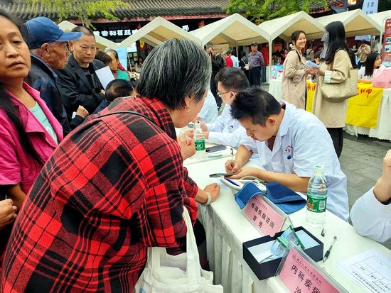 多科室医生现场提供义诊和健康咨询