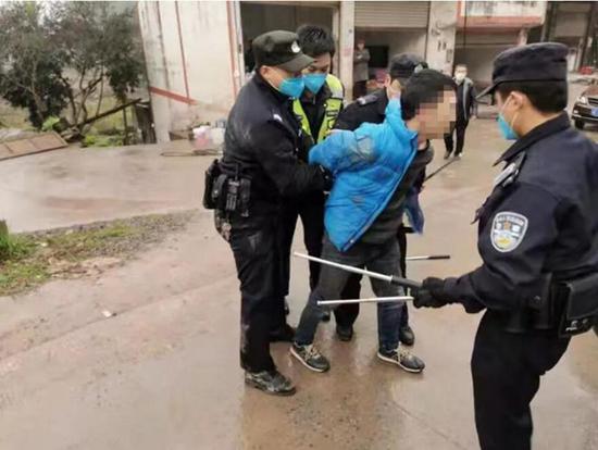 一名江陽(yáng)區(qū)男子近日因拒不配合疫情防控工作連沖三關(guān),撞壞兩車,目前因涉嫌妨害公務(wù)罪已被公安機(jī)關(guān)刑事拘留。敘永縣公安局供圖