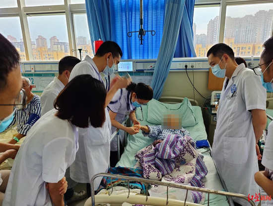 　▲彭州市人民医院心内科团队为热射病患者诊治