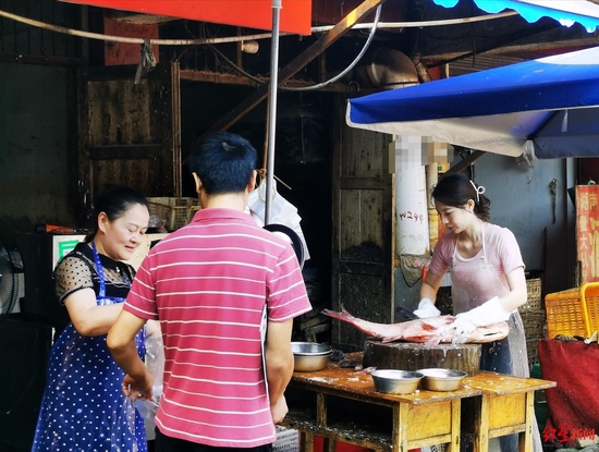 小玥此前直播賣魚